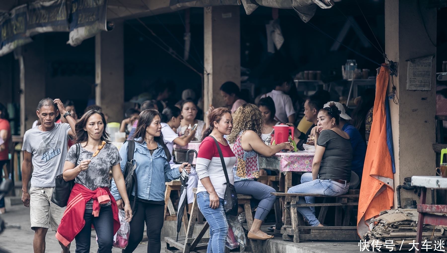 中国游客到菲律宾先逛菜市场,竟然发现还有光碟店