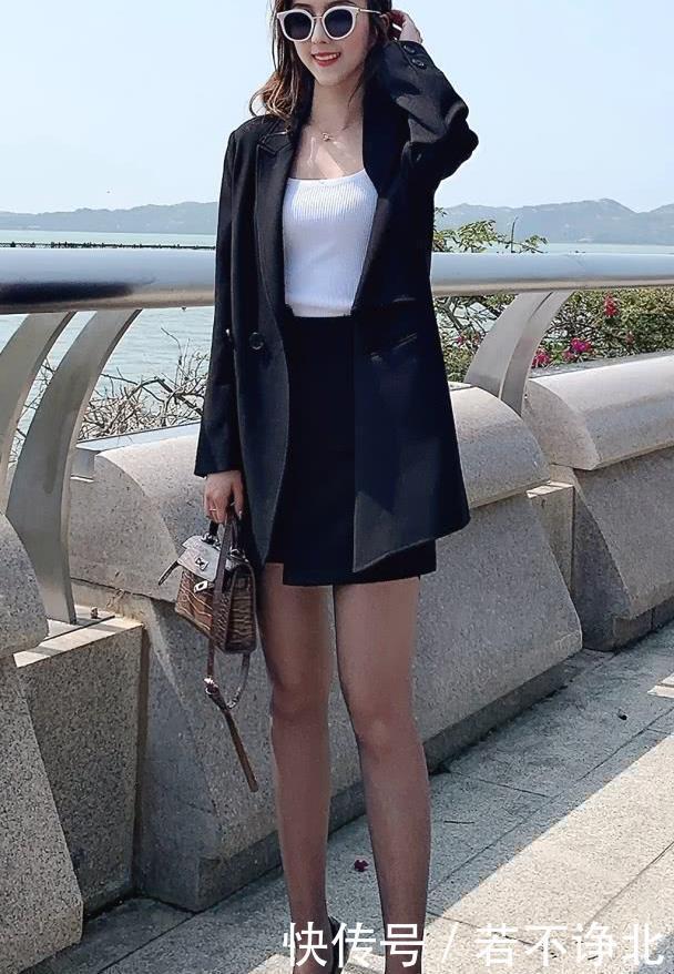  「裸色」小姐姐裸色紧身上衣搭配牛仔短裤，身材高挑优雅甜美
