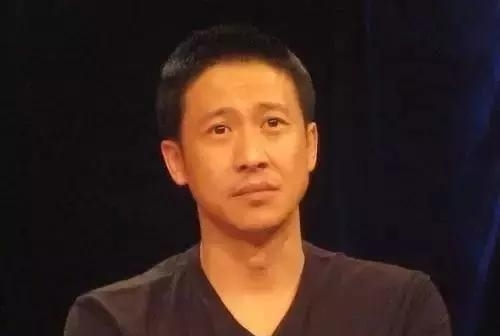 「镜头」他是知名老演员,带红王宝强,因挡住小鲜肉镜头被一把推倒在地