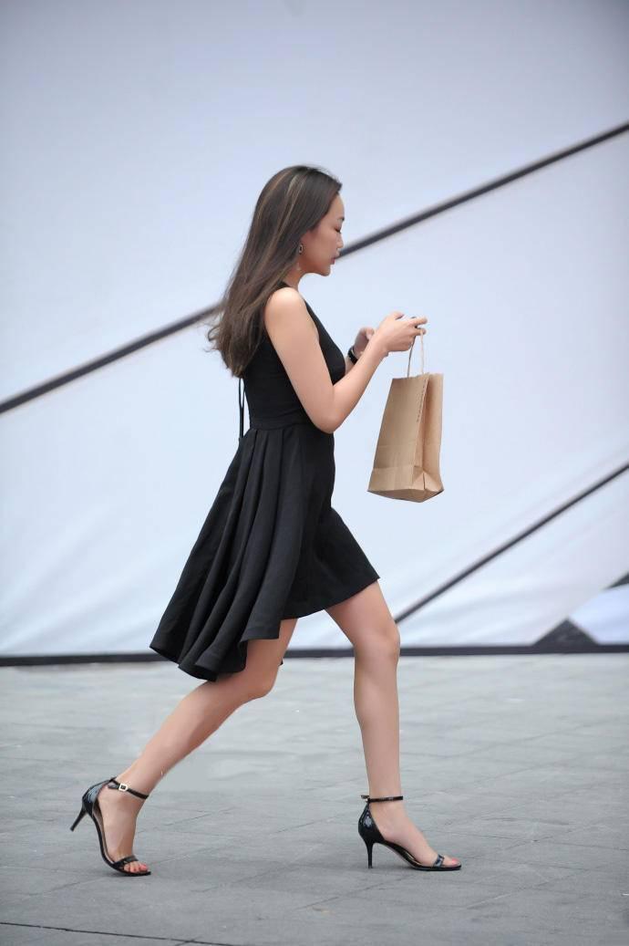 街拍: 图五穿吊带配短裤, 镂空的设计更添妩媚, 甩头发动作特“勾