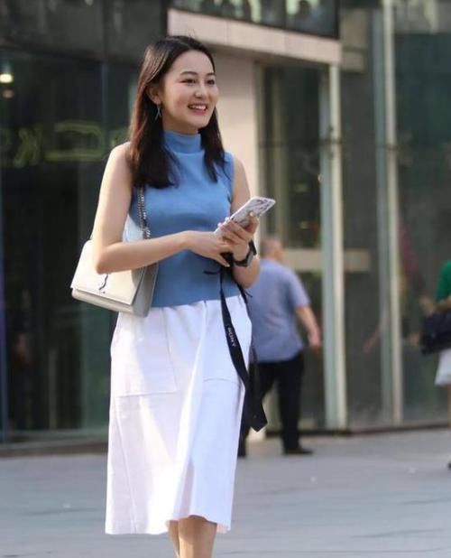  [气质]街拍：面带笑容的小姐姐，一件蓝色短袖配白色半身裙，优雅气质美