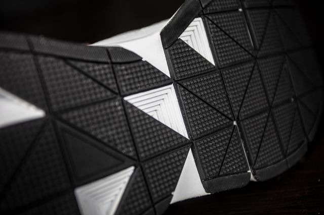 万万没想到，UA 首款老爹鞋如此惊艳！复古风纯正还有奢华用料！