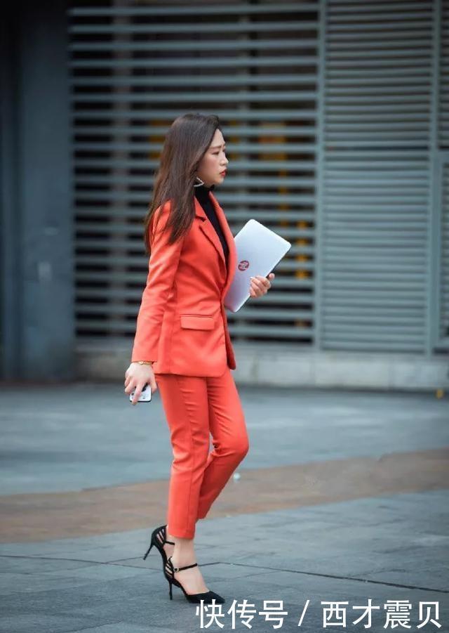  【优雅风度】路人街拍，姑娘身材好气质佳，穿橙色系的西装，充满优雅风度