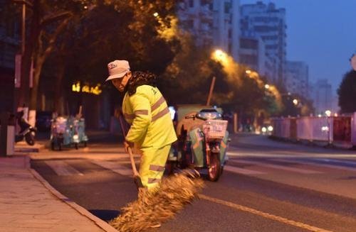  中国■一美国男孩，看完中国的凌晨三点，感叹道终于知道中国为