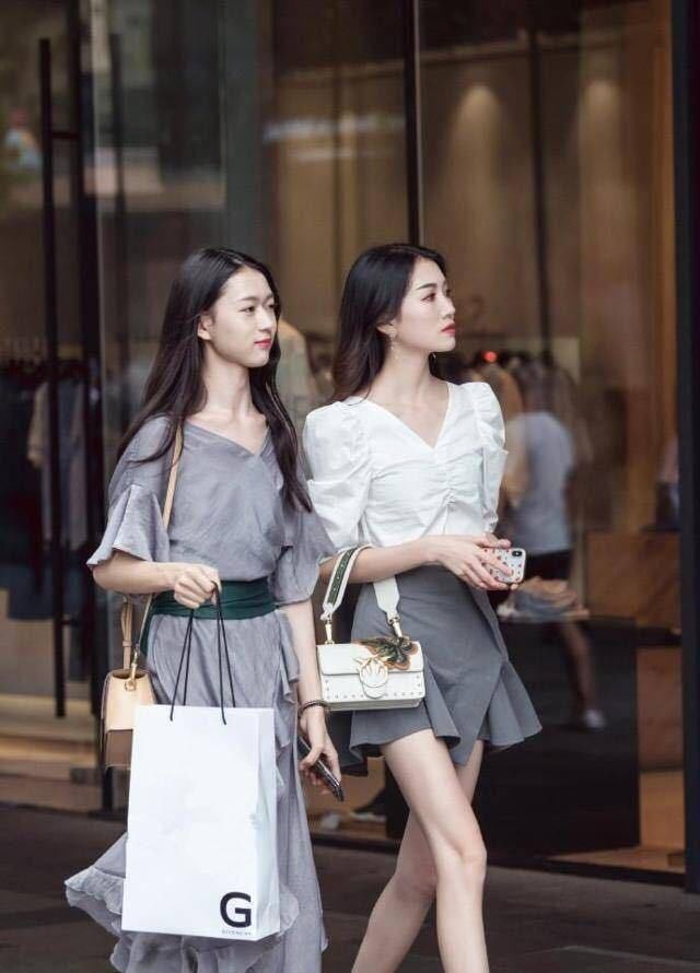  『连衣裙』时尚街拍：带著浓厚小女子气场的漂亮美女，搭一袭灰黑色镂空雕花长连衣裙，高贵典雅