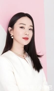 【夫妇】霍思燕夫妇为情人节拍照,穿白色连衣裙秀身材,杜江把铁锁当项链