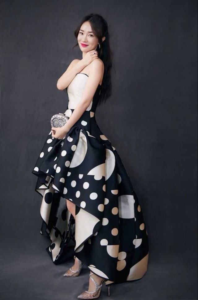 辣妈霍思燕靠一个个包数次提升气质，网友：和女神之间差一个包！