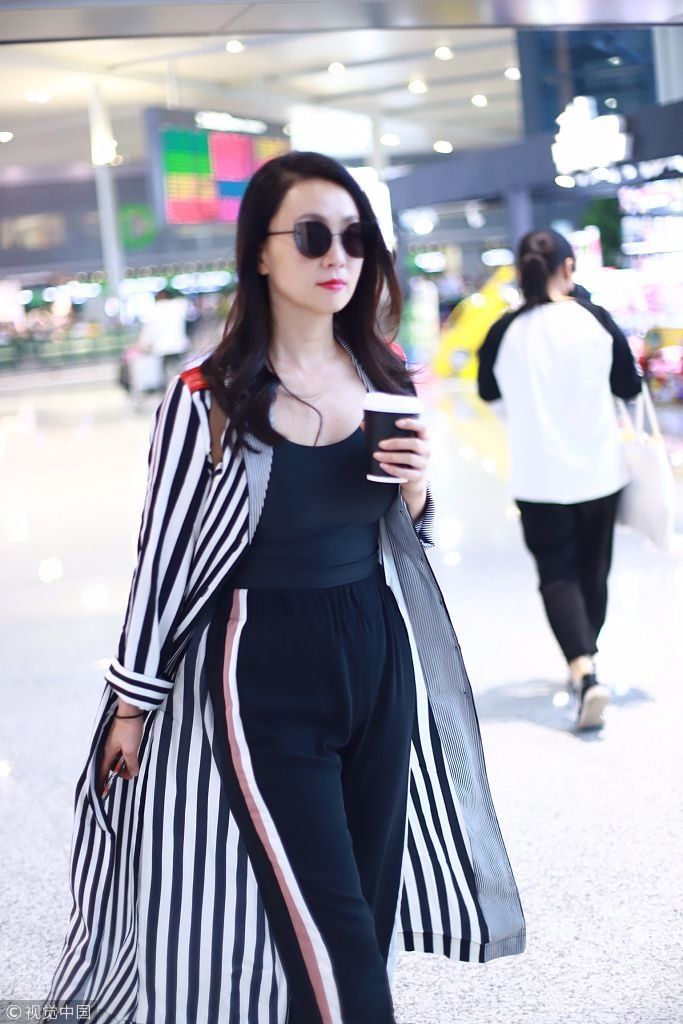 陶虹穿条纹长褂走路带风霸气十足 举咖啡迈步悠闲赶路笑意盈盈