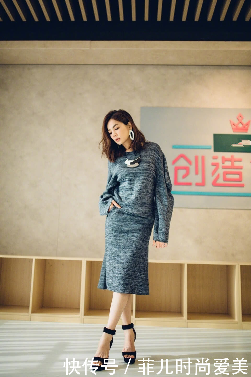 陈嘉桦真敢穿！全身上下只穿一件风衣，网友：田馥甄都没你敢穿！