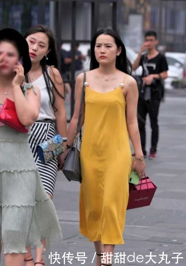  [感觉]街拍：看起来端庄时尚大气，连衣裙高雅大气，给人高挑迷人的感觉