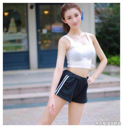 街拍：穿吊带短裙的小姐姐，性感与美貌并存，引人注目！