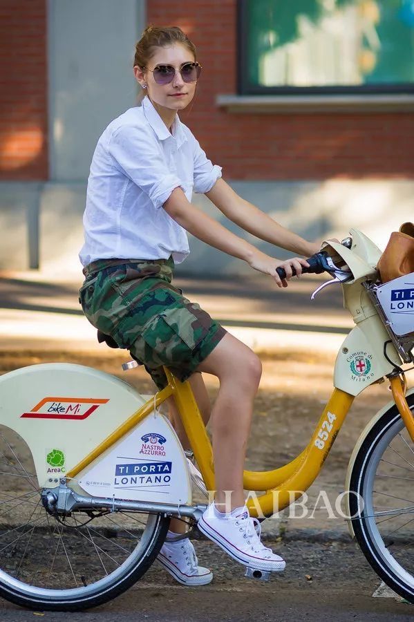 挤掉老爹鞋，成为“今夏最火”的复古单品，是什么来头?