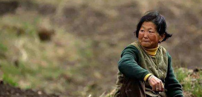  【娘家】农村出嫁的女儿，户口还在娘家，是否可以在娘家分土地