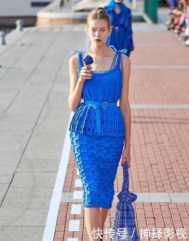 『冰淇淋』今年裙装就该选冰淇淋黄色,女孩就应该穿“淡黄的长裙”,不是吗