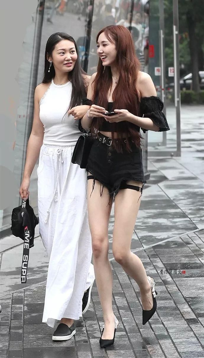 街拍:不敢让男友看到的漂亮闺蜜