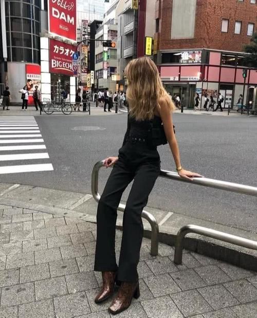 『牛仔裤』早春别穿马丁靴了,今年流行这2双靴子,显瘦显高还很时髦