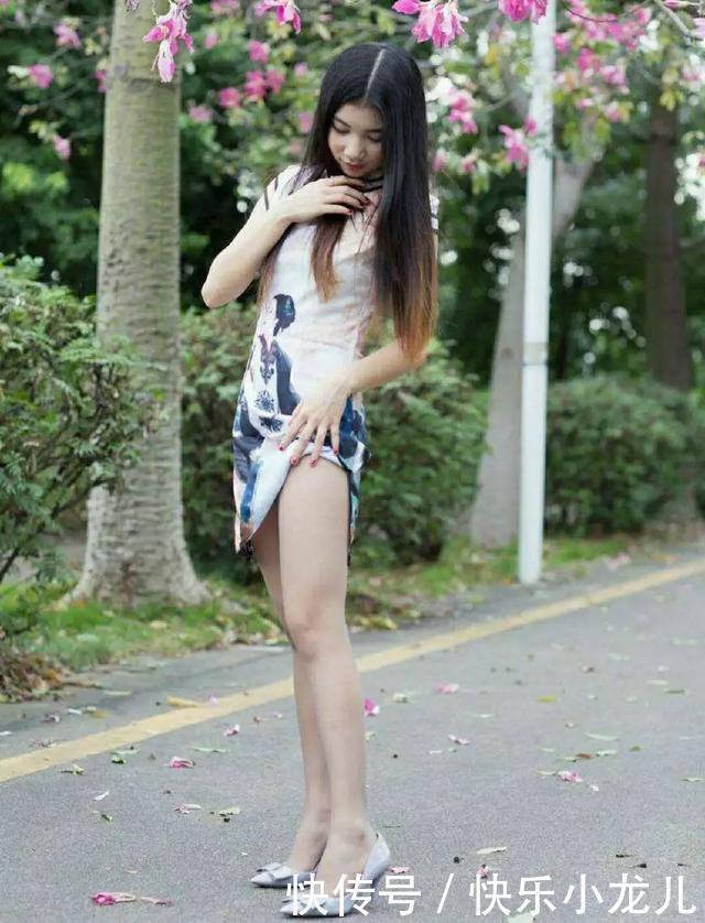 美女■街拍美女穿着水墨画的旗袍,搭配浅紫色尖头高跟鞋,凸显出那傲人身姿