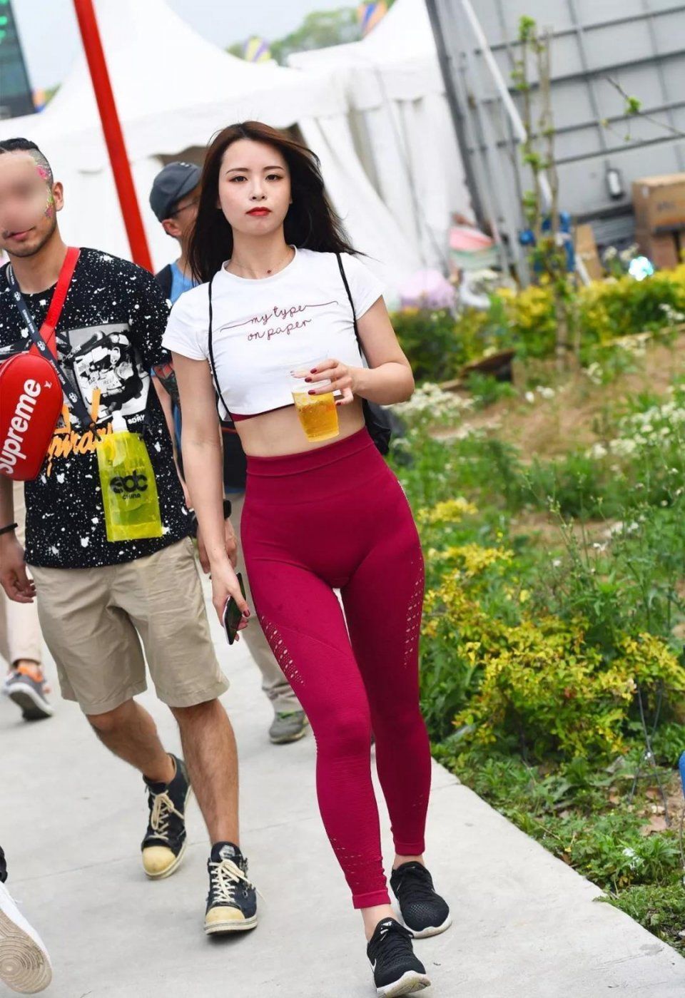 街拍：穿红色紧裤的丰满翘臀的性感美女果然是美女啊