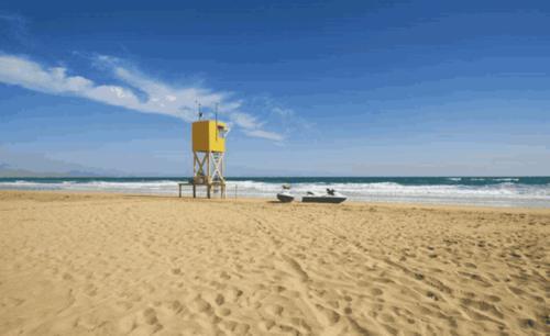 澳大利亚海边发现一个可以“遮阳的墙壁”,不少人躺下后拔腿就跑