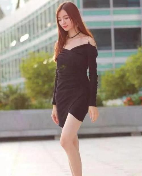  #搭配#街拍：气质高雅的美女，一件黑色的连衣裙，时尚魅力气