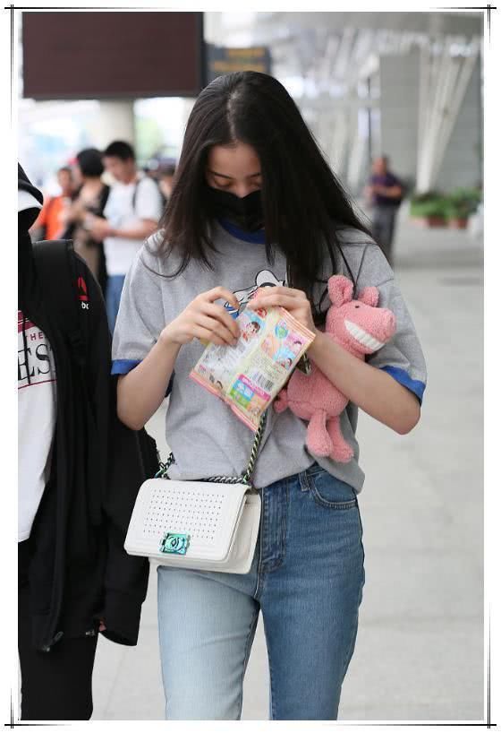 厉害呀欧阳娜娜，随便穿个童装也能美翻天，网友：裤子湿了吗？