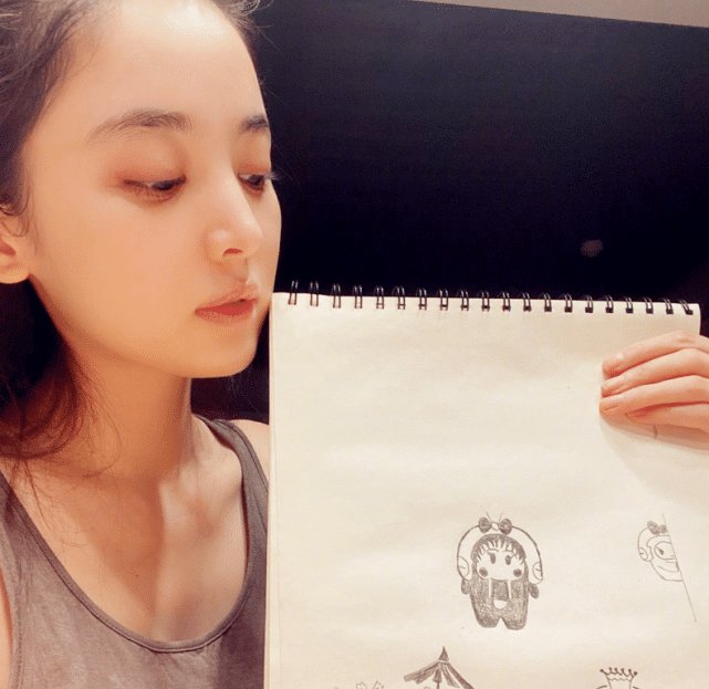  作品：古力娜扎素颜出镜晒绘画作品, 皮肤自带高光清纯不输郑爽