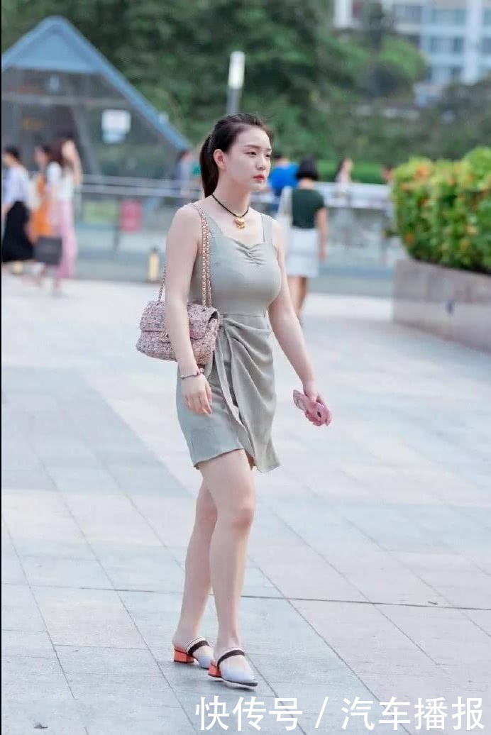 甜美小姐姐吊带连衣裙，肤如凝脂非常皙白，傲人的上围很有女人味