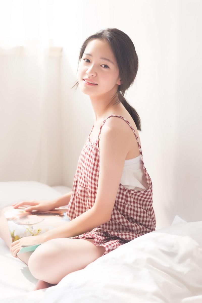 格子裙美女性感诱人床上写真图片