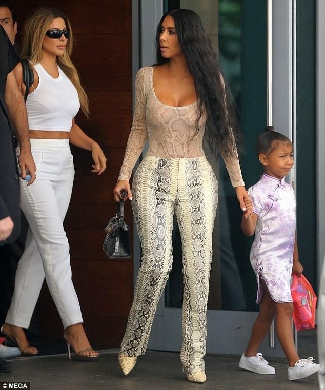 金卡戴珊穿蛇皮装显腿长，女儿旗袍装，网友:卡戴珊穿旗袍能撑破