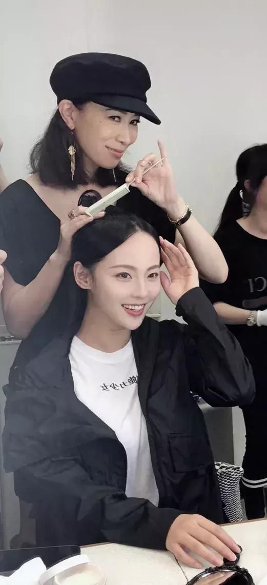 紫禁城发型总监佘诗曼剪了新刘海,锅盖头配丝巾承包你1周笑点