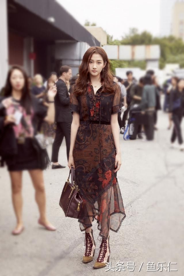 当关晓彤和迪丽热巴同穿印花连衣裙，老与嫩之间，就是那么明显!