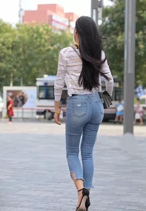  [紧身]街拍：紧身牛仔裤搭配高跟鞋，好身材轻松穿出来！