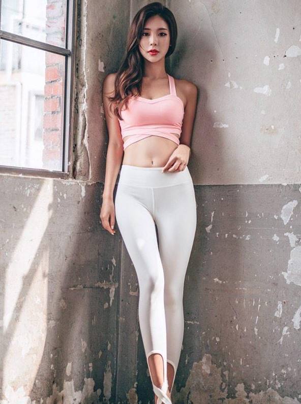 打底裤小姐姐穿搭优雅，网友：真有时尚品位！