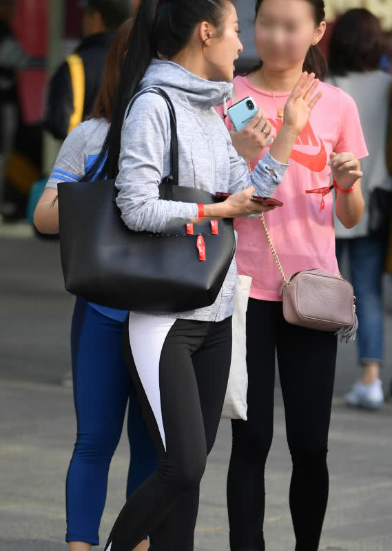 小姐姐也是比较喜欢用紧身裤穿出自己那凹凸有致的好身材，但是感