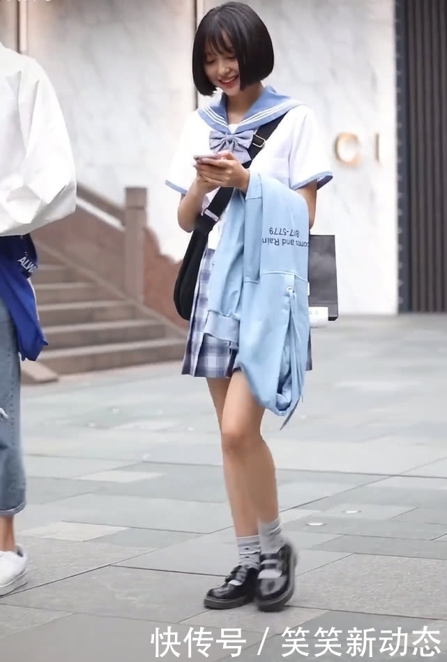  「校长」17岁女孩穿校服，因“西米露袜”意外变潮，校长看了想夸洋气！
