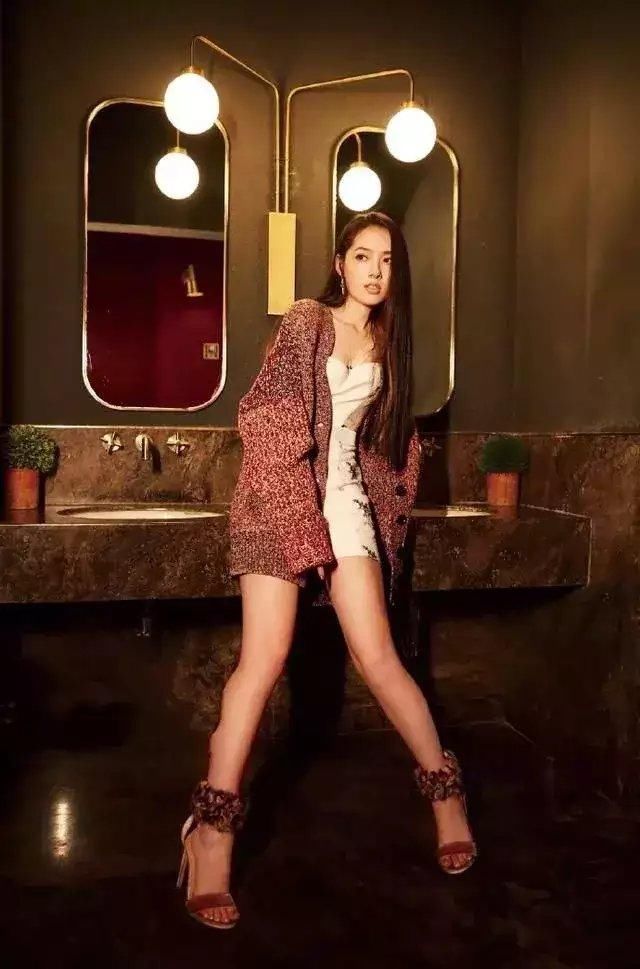 33岁的郭碧婷豁出去了，为了刷存在感，这样的抹胸连体裤都敢穿