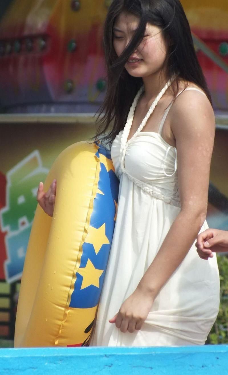 水上乐园抓拍:白裙美腿的微胖妹子,潮流范儿十足