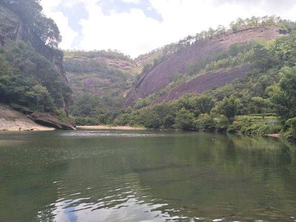  「也没」外出游玩发现了一个钓鱼的好地方，可惜没有带装备，快眼馋死了！