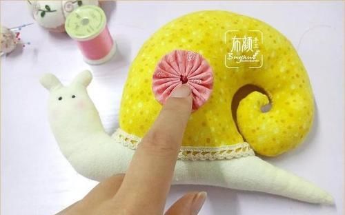  「布艺」一小块花布就能做玩偶，布艺蜗牛玩偶，做抱枕好舒服，附教程