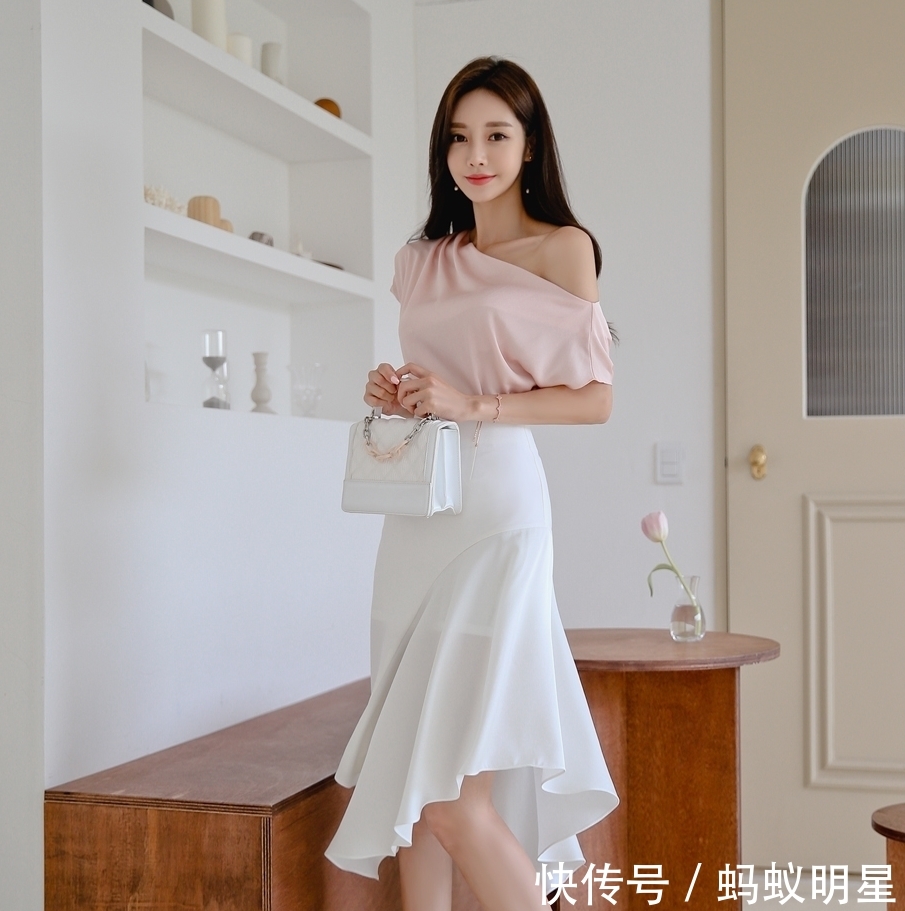  美女@美女你这裙子，就是为了转的吧