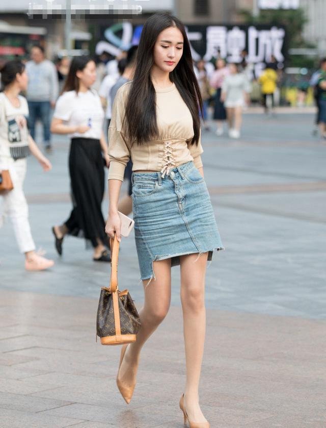 街拍：长相甜美的小姐姐穿包臀裙优雅时尚，皮肤白皙令人羡慕！