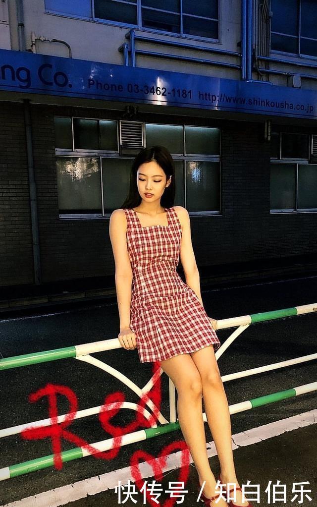 衣服|服!女明星的时尚嗅觉太灵敏了,金智妮18年私服20年穿依旧不过时