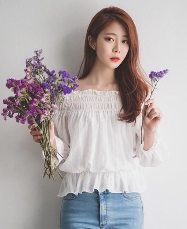 牛仔裤尽显迷人曲线，路边的阿姨都忍不住多看了两眼