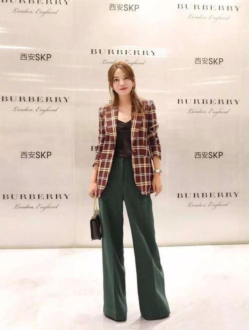 不管赵薇瘦没瘦，这裤子穿的很不安分！标准的诠释了上身美下身丑