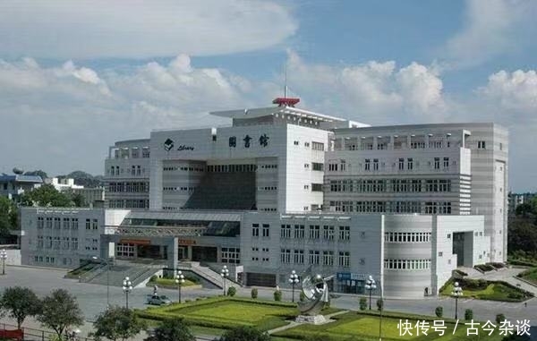 中国最“霸气”大学，建在5A景区内，网友：进去还得买门票？