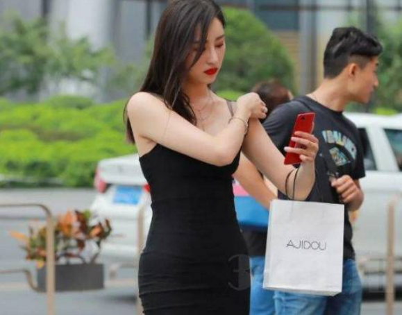 街拍: 黑色包臀连衣裙美女, 前凸后翘,白皙美腿诱人十足！