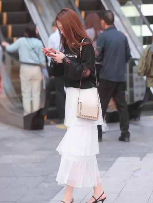 #休闲裤#街拍:肤如凝脂的美女,一件白色上衣配黑色休闲裤,时尚气质迷人