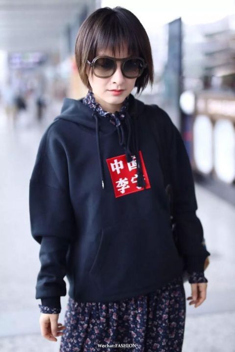  『纷纷』出门拍照，明星们纷纷穿上碎花裙了，你怎能没有呢？