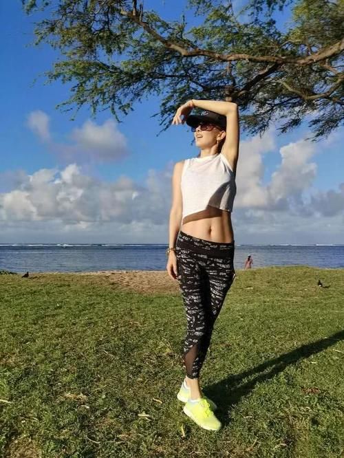  #少扣#44岁牛莉秀身材有绝招！戴复古眼镜扮贵妇，扣子少扣两颗还留个缝