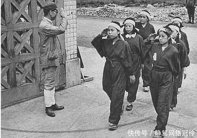 【特务】两个女兵向长官敬礼,长官立马下令将其逮捕,为什么